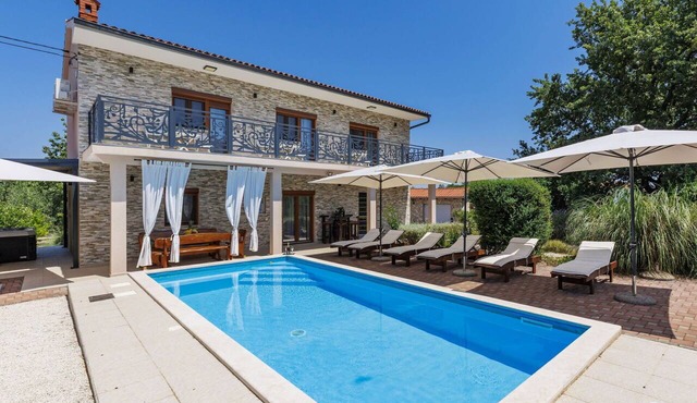 Stunning private villa with hot tub, WIFI, private pool, A/C, TV, terrace and pets allowed