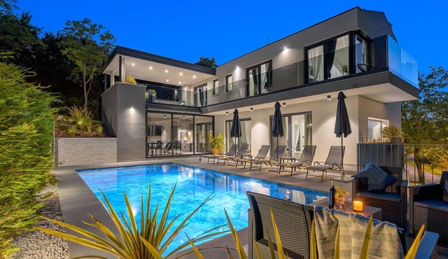 Stunning private villa with private pool, A/C, hot tub, WIFI, TV, terrace and pets allowed
