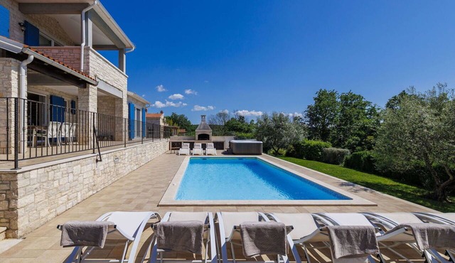 Stunning private villa with private pool, A/C, WIFI, hot tub, TV, terrace and pets allowed