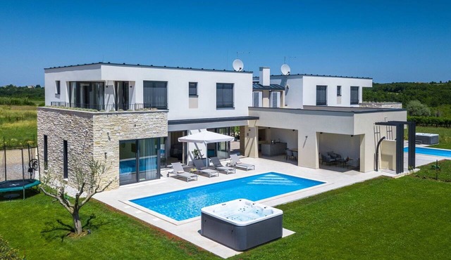 Stunning private villa with A/C, private pool, hot tub, WIFI, TV, terrace and pets allowed