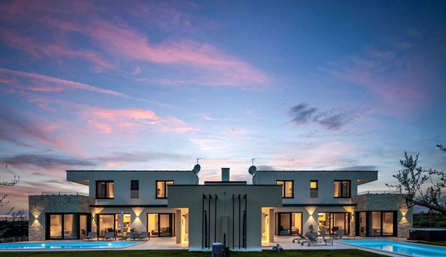 Stunning private villa with WIFI, hot tub, private pool, A/C, TV, terrace and pets allowed in Umag