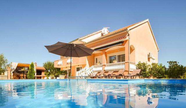 Stunning private villa with A/C, WIFI, private pool, TV, terrace, pets allowed and parking in Zadar