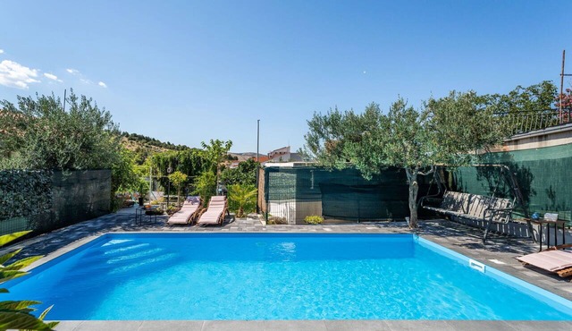 Stunning villa for 5 guests with A/C, WIFI, private pool, TV and terrace in Šibenik