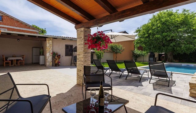 Stunning villa for 5 people with private pool, A/C, WIFI, TV and terrace in Pazin