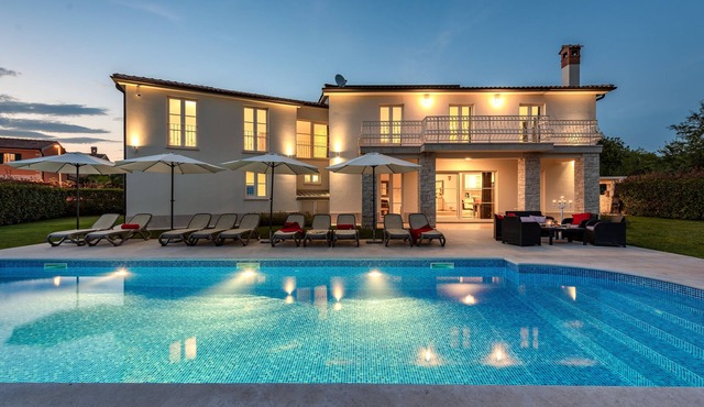 Stunning villa that can accommodate up to 12 people, located near the ocean, with 6 bedrooms in Labinci