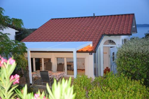 Sunny Cottage in Petrcane
