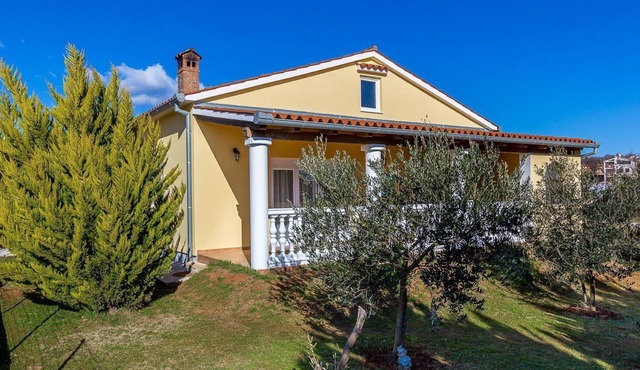 Sunny holiday home near Medulin with large garden