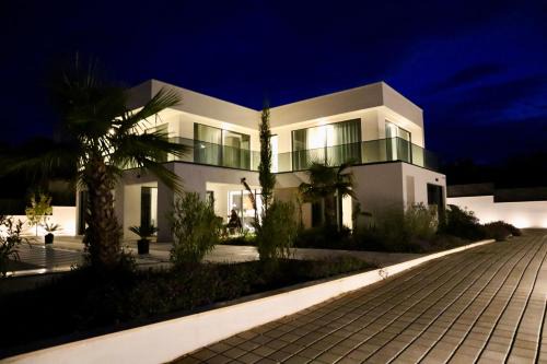 Sunset Villa Aves with Pool, Gym and Sauna, Sea view