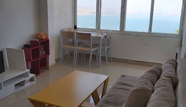 sunshine rooms- Public transportation every few minutes to the city center/beach in טבריה