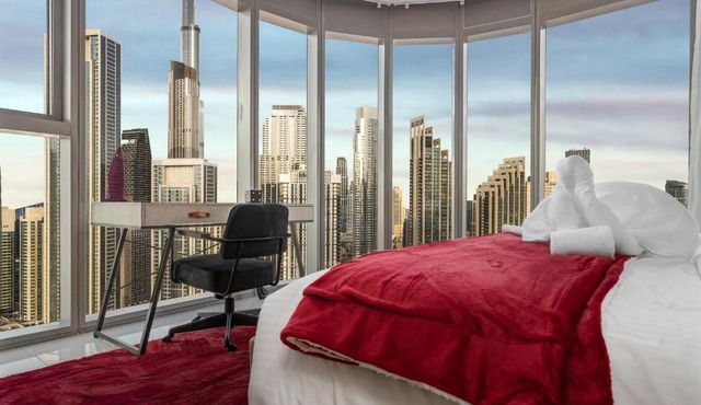 Super High Infinity Pool & Stunning Burj Khalifa View, 3-Bedroom Apartment at Paramount Hotel Midtown in Dubai