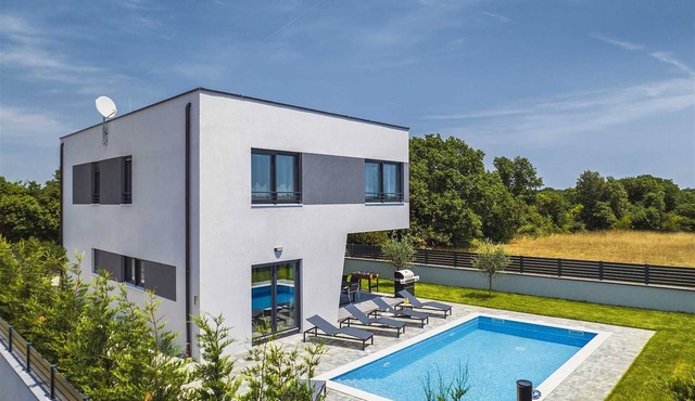 The lovely poolside villa perfect for families in Jadreški