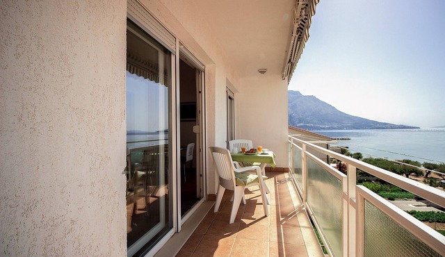 The vacation apartment on the sandy beach in Duce