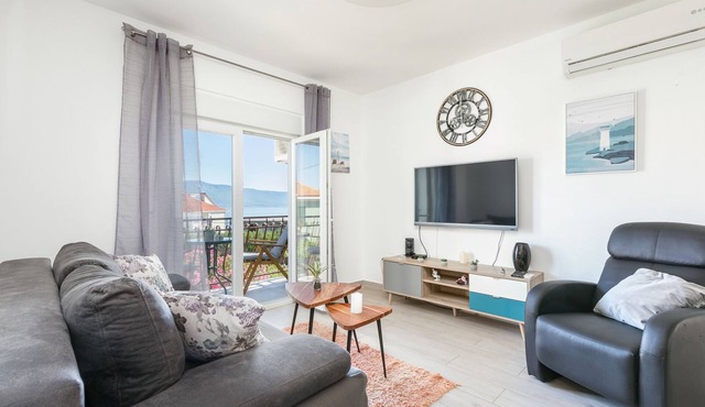 Three bedroom apartment with balcony and sea view Slatine, Čiovo (A-24266-a)