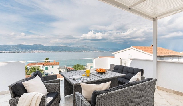 Three bedroom apartment with a swimming pool Arbanija, Čiovo (A-25091-b) in Slatine