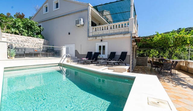 Three bedroom apartment with a swimming pool Tri Žala, Korčula (A-558-e)