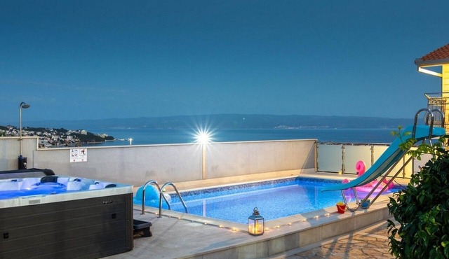Three bedroom apartment with a swimming pool Stobreč, Split (A-21990-a)
