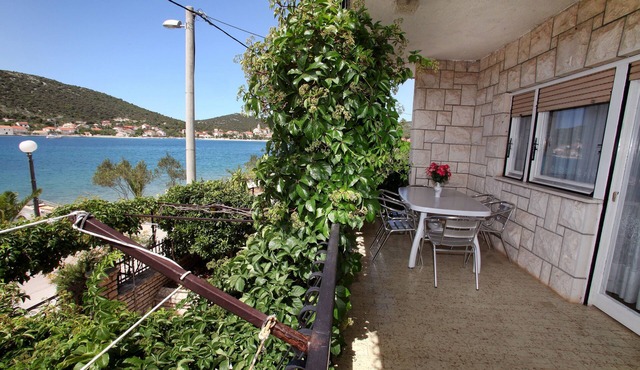 Three bedroom apartment near beach Vinišće, Trogir (A-4892-a)