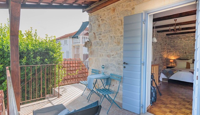 Traditionelles Steinhaus am Meer in Preko by Interhome