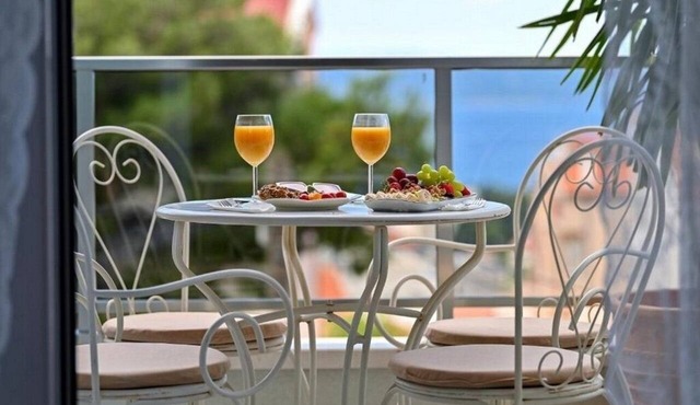 Two bedroom apartment with balcony and sea view Makarska (A-27490-a)