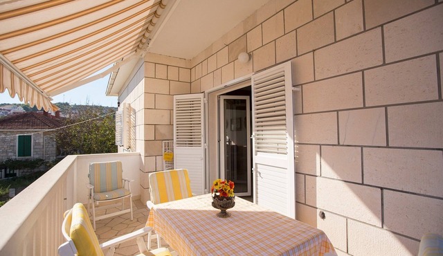 Two bedroom apartment with balcony and sea view Postira, Brač (A-12291-a)