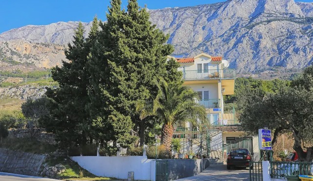 Two bedroom apartment with balcony and sea view Tučepi, Makarska (A-16914-b)