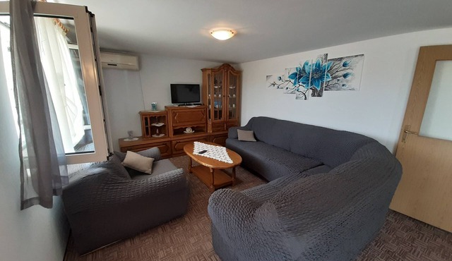 Two bedroom apartment with balcony and sea view Vinišće, Trogir (A-6117-a)