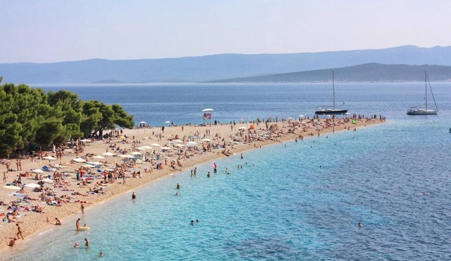 Two bedroom apartment with terrace and sea view Bol, Brač (A-8736-b)
