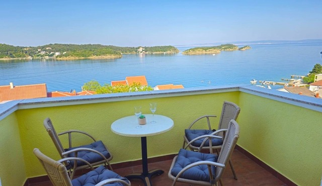 Two bedroom apartment with balcony and sea view Supetarska Draga - Gornja, Rab (A-13645-e)