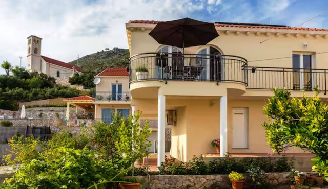 Two Bedroom Holiday Home with Terrace and Sea View