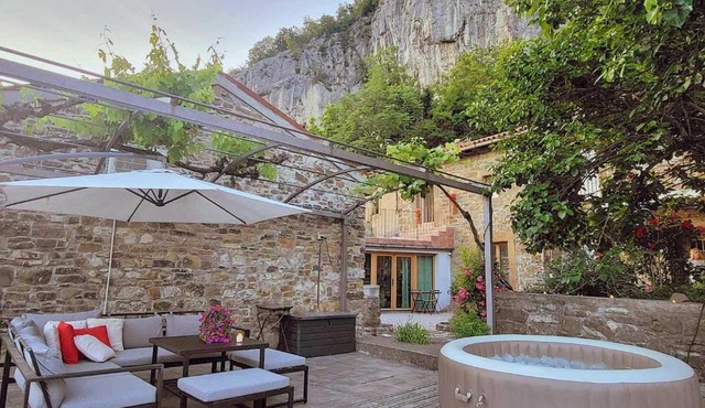 Under the rock-jacuzzi-400y stone property in Koper