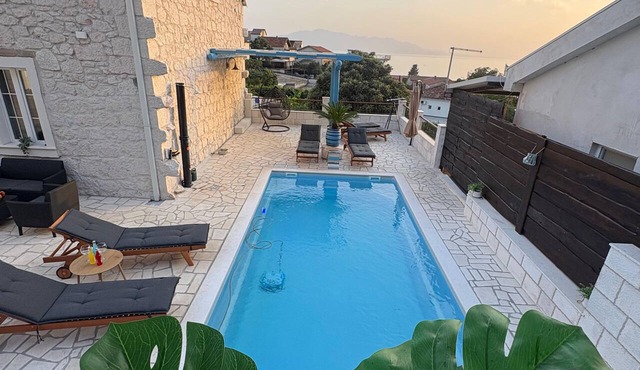 Unique stone villa with three large bedrooms, beautifull lounge and heated pool in Podaca