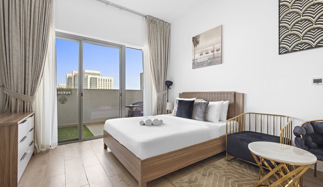 Upmarket Apartment with a Pool, Gym & Private Balcony in Dubai