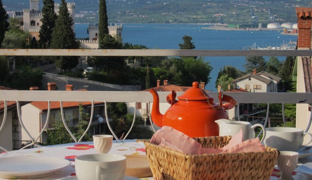 Vila Flori N2: Quiet House with Garden & Kiwi Pergola – 12 min walk to the beach in Koper