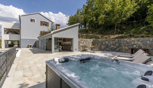 vila posjeduje jacuzzi, saunu s tušem, grijani bazen . in Omiš