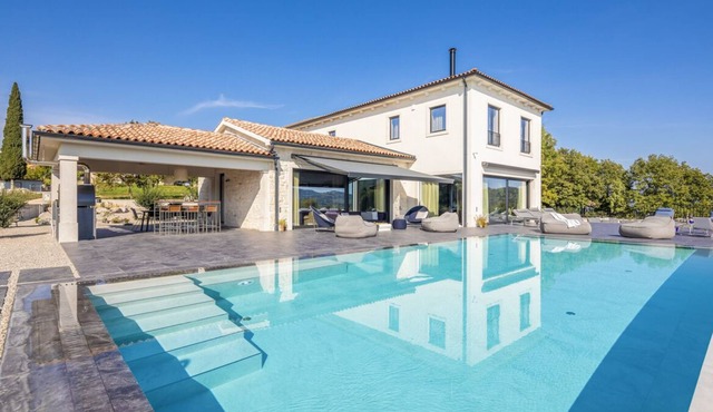 Villa Alisa - Four Bedroom Villa, Sleeps 8