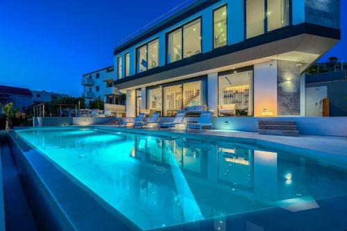 Villa Allina - Heated Pool, Rooftop Jacuzzi & Sea Views