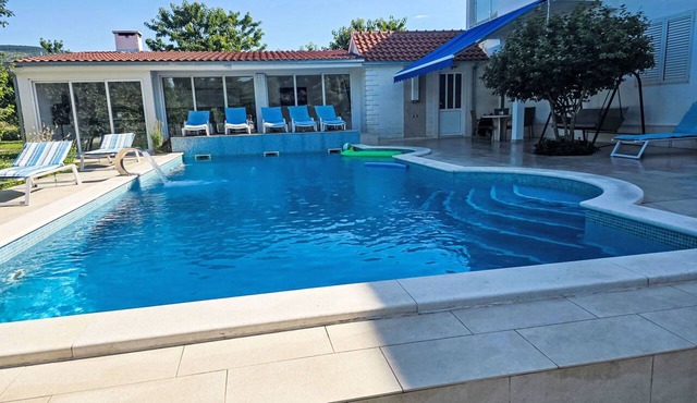 Villa Almas mit Schwimmbad, Fitnessraum, Tennisplatz by Interhome