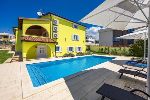 Villa Andrea for 17 people with private 40 m2 pool & pet friendly near Poreč
