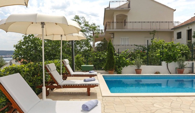 Villa Anita – for 10 Guests with Private Pool, Okrug Donji