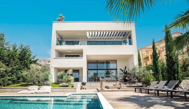 Villa Aquarama with Pool in Okrug Gornji