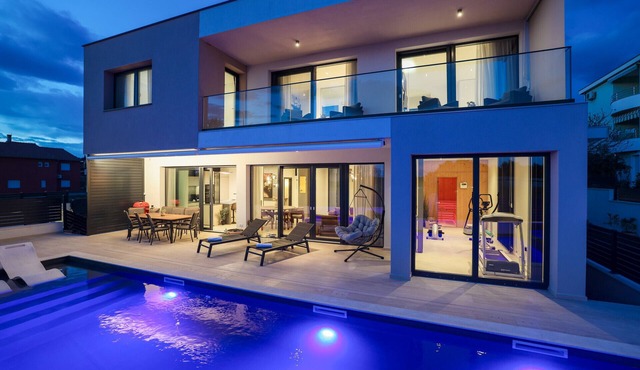 Villa Barbara with heated pool in Pakoštane