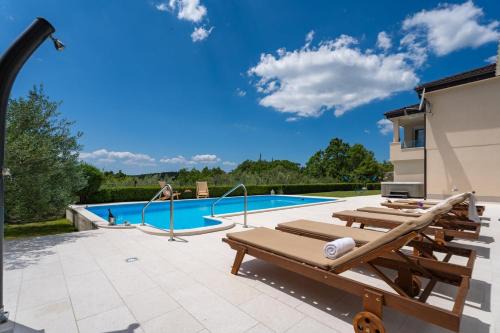 VILLA BEYBE with Jacuzzi, large private pool 50m2, BBQ,free WIFI, 3 bedrooms