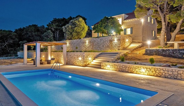 Villa Castello di Pietra Brac with Heated Pool