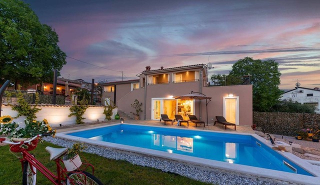 Villa Corinna with sea view has a pleasant and warm interior