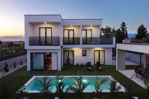 Villa Cvit Mediterana with heated pool in Knežević