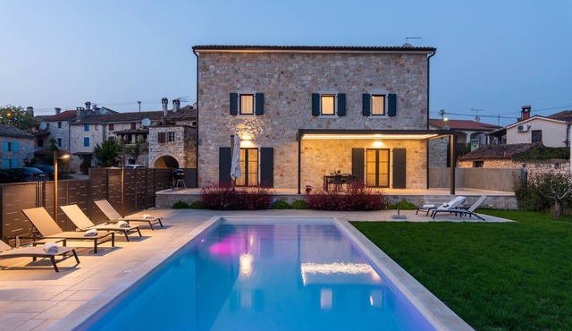 Villa Daniela with pool for 6 people in Porec, 50m from the restaurant