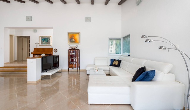 Villa Dea - Luxury Villa with Outdoor Swimming Pool in Vučevica