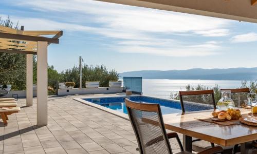 Villa Dream with private pool, 2 bedrooms with en-suite bathrooms, sea view in Omiš