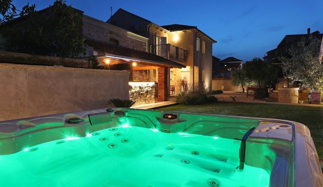 Villa Escape with Jacuzzi in Sukošan