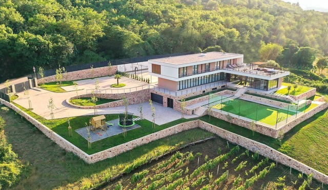 Villa Excelsior with Conference Room and Family Suites for Groups up to 20 Guests in Grubine